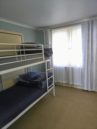 Postel nebo postele na pokoji v ubytování Temoca Cottage Echuca Central