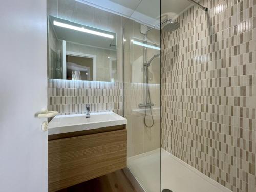 une salle de bain avec un lavabo et une douche dans l'établissement T2 cabine avec grande terrasse sans vis à vis, parking privatif, à 100m des plages - FR-1-420-47, à Pyla-sur-Mer