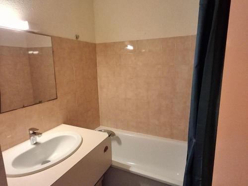 une salle de bain avec un lavabo et une baignoire dans l'établissement Studio proche plage à Châtelaillon avec terrasse et parking - Animaux admis - FR-1-706-9, à Châtelaillon-Plage