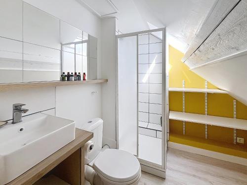 une salle de bain avec des toilettes blanches et un lavabo dans l'établissement Maison de vacances à 350m de la plage avec jardin, véranda et Wi-Fi gratuit - FR-1-361-525, à Saint-Pair-sur-Mer