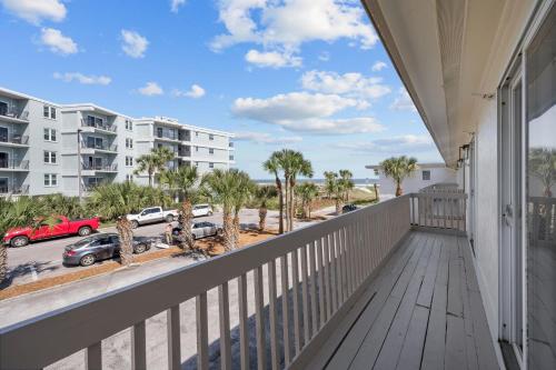 Balkón nebo terasa v ubytování Once Upon A Tide Oceanview Condo Pet Friendly