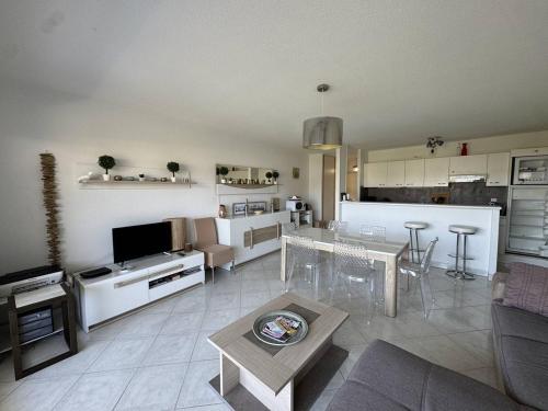 Photo de la galerie de l'établissement Appartement avec grande terrasse et garage à Cavalaire-sur-Mer - FR-1-100-355, à Cavalaire-sur-Mer