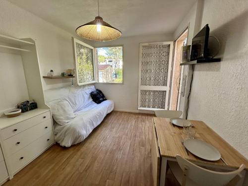 une chambre avec un lit dans le coin d'une pièce dans l'établissement Studio rénové avec grande terrasse proche plage - FR-1-388-239, à Argelès-sur-Mer