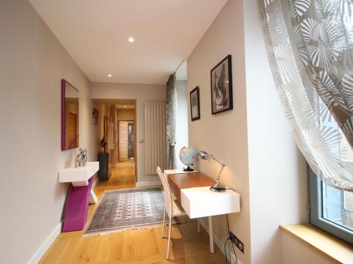 un bureau avec un bureau et une fenêtre dans l'établissement Appartement T3 4 pers, Centre La Bourboule, Parking, WiFi, Chien admis - FR-1-608-293, à La Bourboule