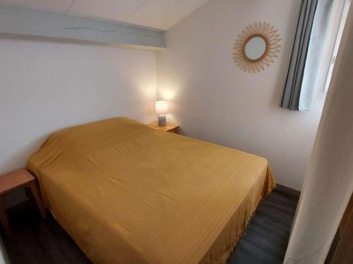 une chambre avec un lit et un miroir au mur dans l'établissement Maison mitoyenne 3 pièces avec terrasse et parking privé - FR-1-326-855, à Marseillan