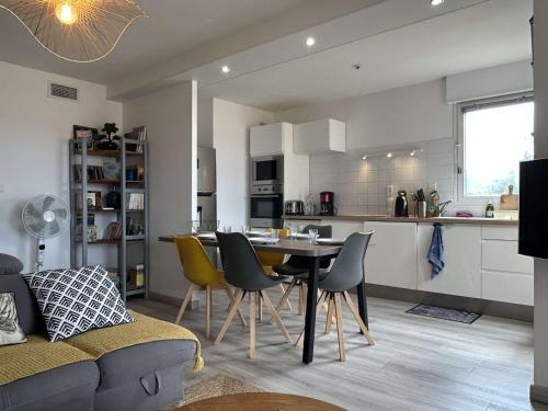 une cuisine et un salon avec une table et des chaises dans l'établissement Appartement 3 pièces, parking, climatisation, Banyuls-sur-Mer - FR-1-225C-168, à Banyuls-sur-Mer