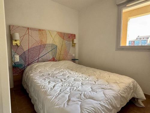 un lit blanc dans une chambre avec une fenêtre dans l'établissement Appartement 2 pièces à Argelès-sur-Mer avec piscine - FR-1-225-831, à Argelès-sur-Mer