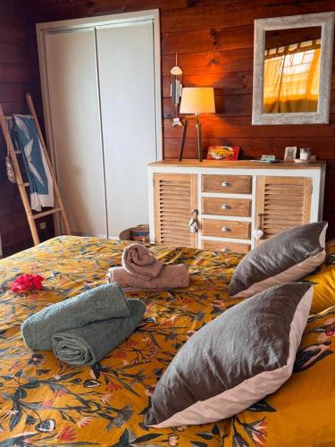 a bedroom with a bed with pillows on it at Villa Teana, avec piscine et vue lagon in Taoru