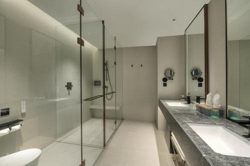 Ένα μπάνιο στο Wyndham Garden Shaoguan Xinfeng