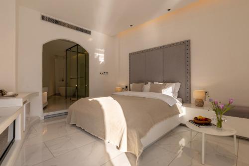 a bedroom with a large bed and a table at 大理松云悬崖酒店 in Dali Ancient Town