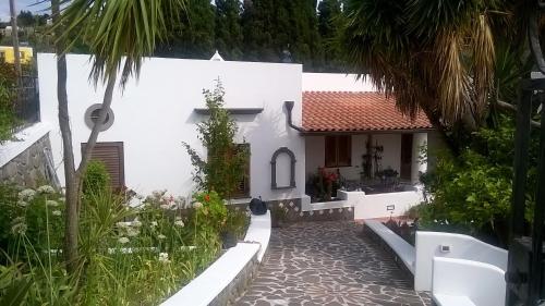ein weißes Haus mit einem Garten und einem Innenhof in der Unterkunft Bed and Breakfast Villa Angelina in Lipari