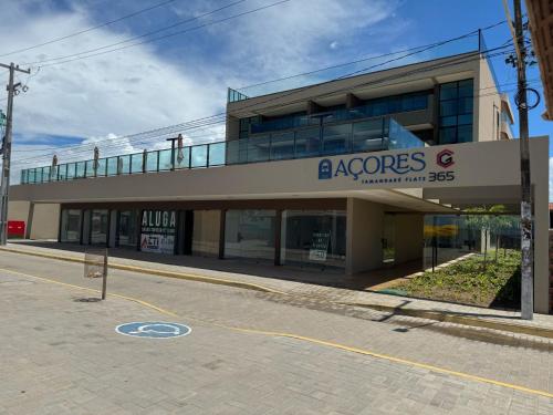 a large building with a balcony on top of it at Tamandaré Refúgio Luxuoso com Piscina Infinita e Mar Azul in Tamandaré