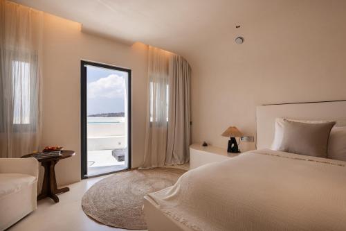 a bedroom with a bed and a large window at 大理松云悬崖酒店 in Dali Ancient Town