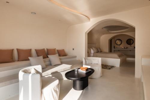 a living room with a couch and a table at 大理松云悬崖酒店 in Dali Ancient Town