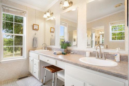 Bilik mandi di Roost House at Kingfisher Ranch