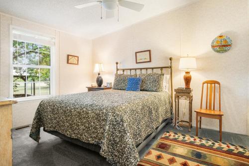 Katil atau katil-katil dalam bilik di Roost House at Kingfisher Ranch
