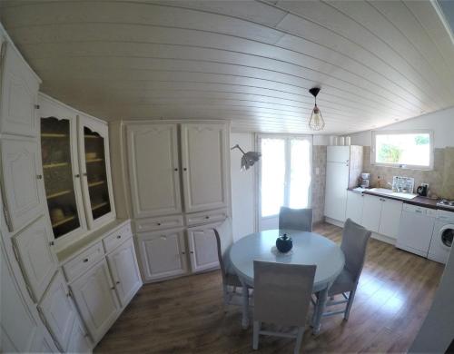 une cuisine et une salle à manger avec une table et des chaises dans l'établissement Maison clim de Septembre à Juin, à Six-Fours-les-Plages