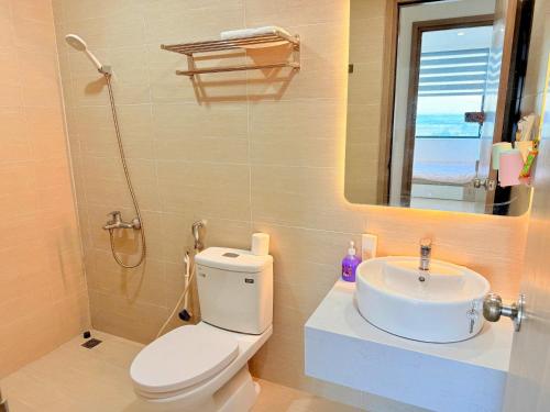 a bathroom with a toilet and a sink and a mirror at Châu Giang Homestay, Nera Garden Huế in Thôn Văn Dương
