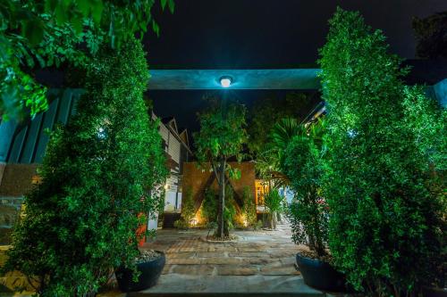 Сад в SATTA Private Pool Villa