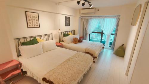 a bedroom with two beds and a window at Stunning luxury APT with balcony in Tokyo Shinjuku Kabukicho in Tokyo