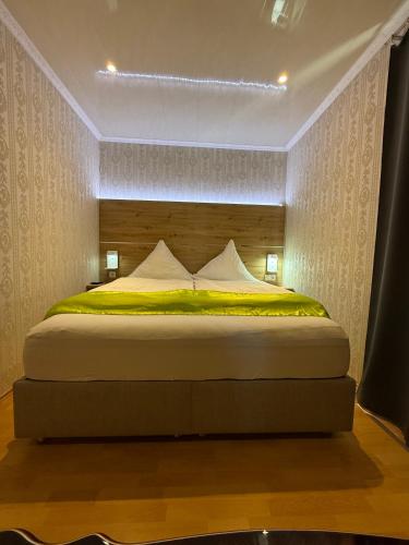 a bedroom with a large bed in a room at Pension Cao Lai in Varel