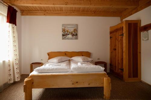 Postel nebo postele na pokoji v ubytování Cabana Bradul Skiland