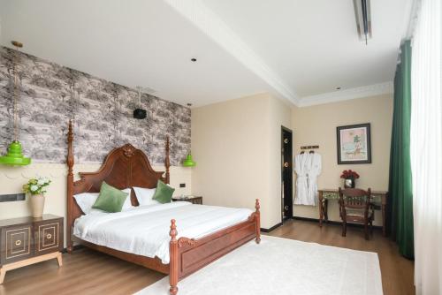a bedroom with a large bed and a wall at 重庆大野江景民宿 in Chongqing