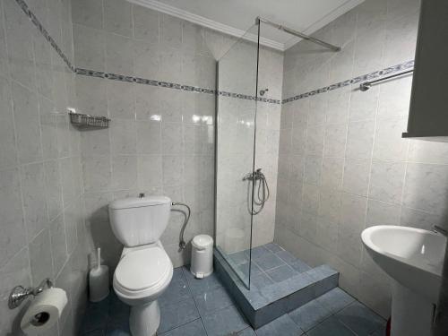Ένα μπάνιο στο Elegant Villa Stelios