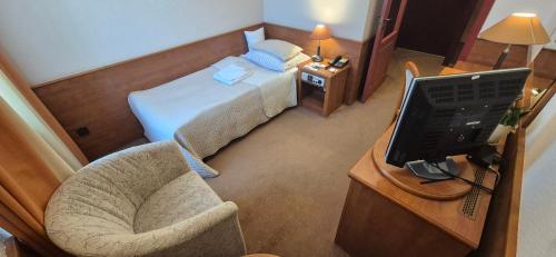 Télévision ou salle de divertissement dans l'établissement Hotel BAST Wellness & SPA