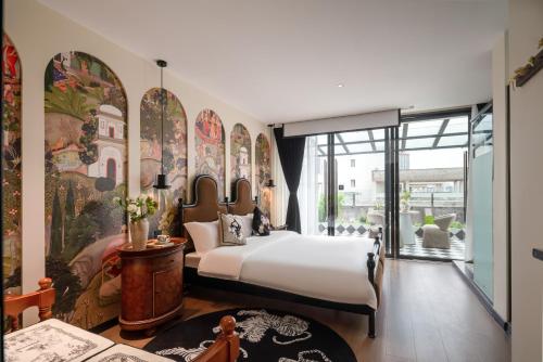 a bedroom with a large bed and a large window at 重庆大野江景民宿 in Chongqing