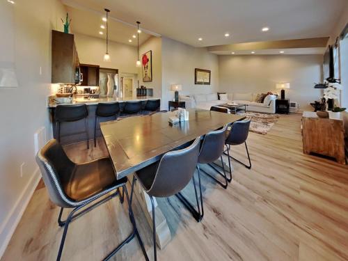 una cucina e un soggiorno con un grande tavolo e sedie in legno di 1849 Condos 642 home a Mammoth Lakes
