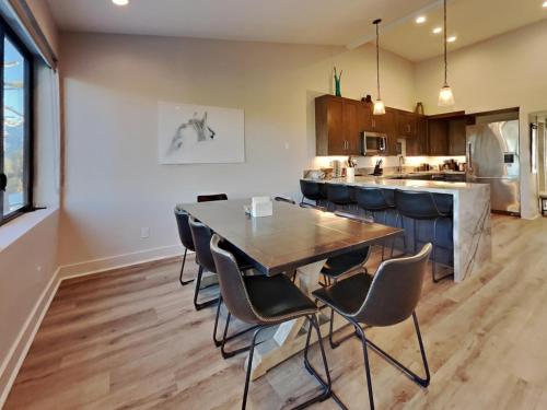 una sala da pranzo con tavolo e sedie in legno di 1849 Condos 642 home a Mammoth Lakes