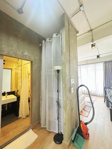 a room with a shower and a floor vacuum at 260m walk to BTS Prakanong in Bangkok