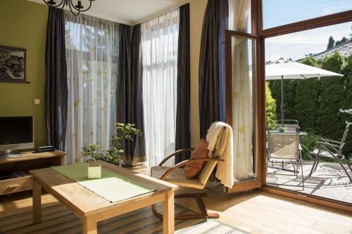 Televízia a/alebo spoločenská miestnosť v ubytovaní Feng Shui Wellness Apartmanház Hévíz
