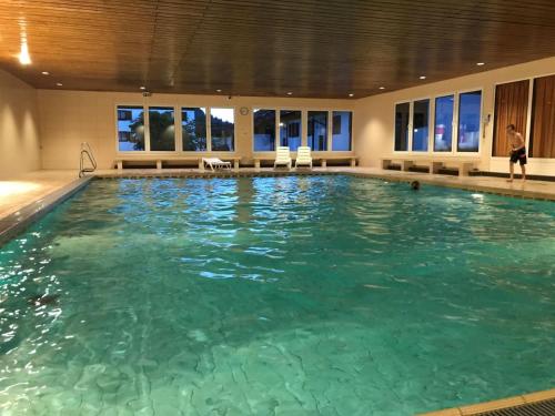 ミッセン・ヴィルハムスにあるFerienwohnung Morgentau mit Pool und Saunaの大型スイミングプール