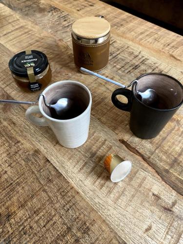 deux tasses de café assises sur une table en bois dans l'établissement T2 historic district of Carmes, à Toulouse