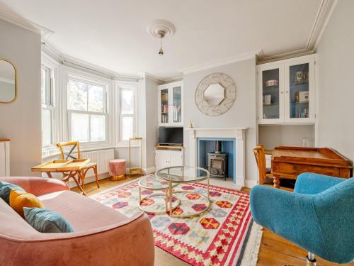 a living room with a couch and a table at Stunning 3BR Townhouse - Central Oxford Pass the Keys in Oxford