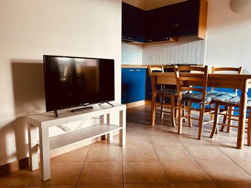 Televisyen dan/atau pusat hiburan di Apartment in Olbia Murta Maria