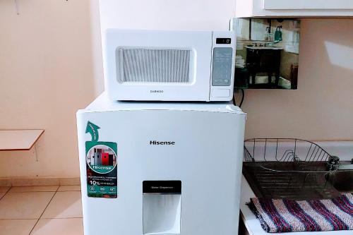 a microwave sitting on top of a refrigerator at Departamento 15 comodo y confortable , cerca del centro de gobierno , galerias mall, consulado , CAS , Pepsi in Hermosillo
