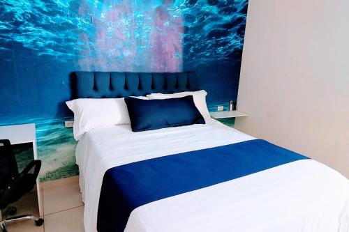 a bedroom with a bed with a blue headboard at Departamento 15 comodo y confortable , cerca del centro de gobierno , galerias mall, consulado , CAS , Pepsi in Hermosillo