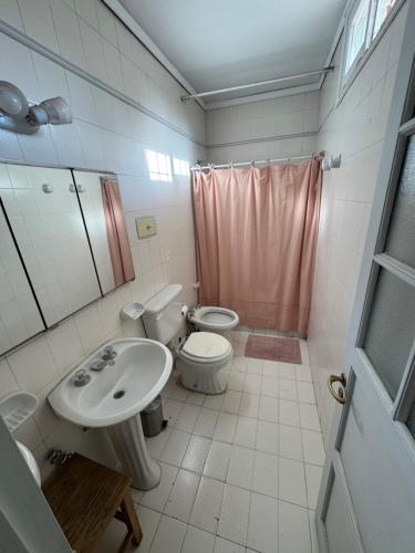 Un baño con lavabo, inodoro y ducha. en Casa Bella Mendoza, en Mendoza