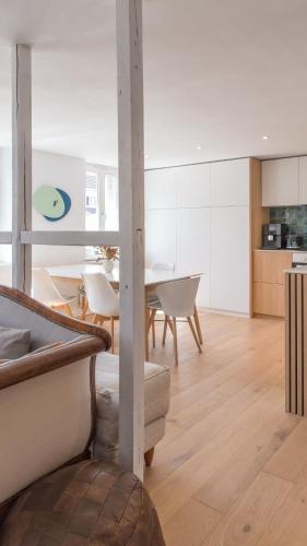 une salle à manger et une cuisine avec une table et des chaises dans l'établissement Spacieux et lumineux au centre de Strasbourg, à Strasbourg