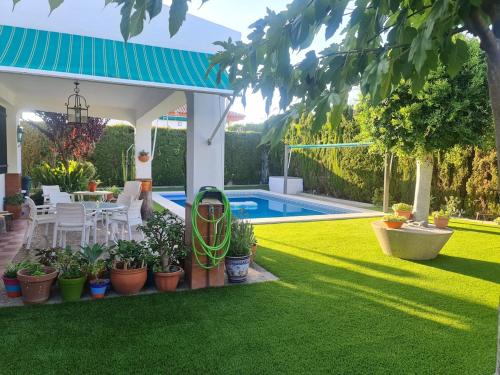 Swimmingpoolen hos eller tæt på Villa with pool in Matalascañas- Huelva