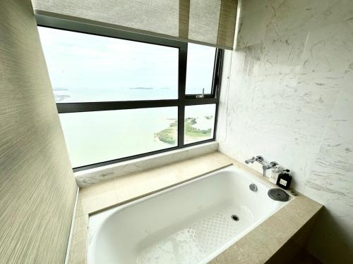 Ένα μπάνιο στο Seaview with bathtub - Silverscape Residence