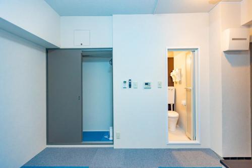 a bathroom with a toilet in a room at ksi南常盤台301 in Tokyo