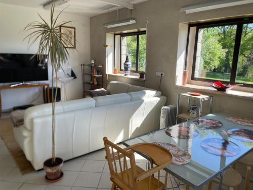 un salon avec un canapé blanc et une table dans l'établissement Le Mouton Chic, à Le Donzeil