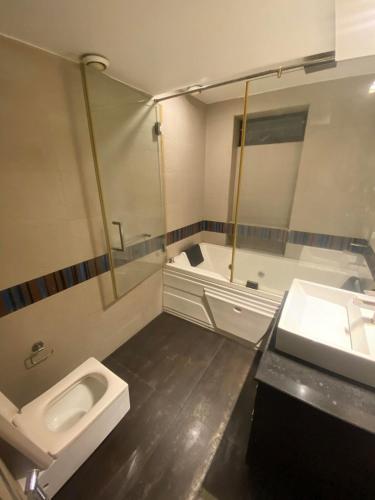 Gallery image of CASA ALOHA - stylish luxe 2bed 3bath luxury home in Mumbai