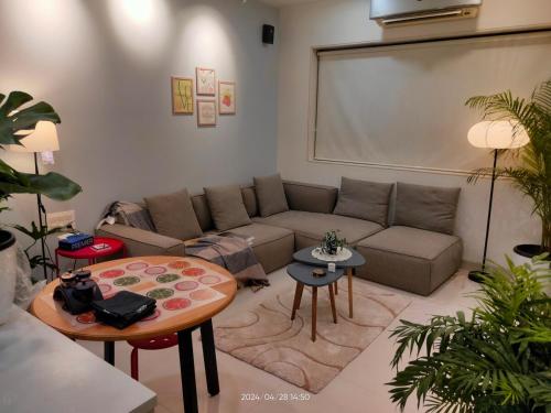 Gallery image of CASA ALOHA - stylish luxe 2bed 3bath luxury home in Mumbai