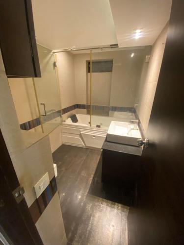 Gallery image of CASA ALOHA - stylish luxe 2bed 3bath luxury home in Mumbai