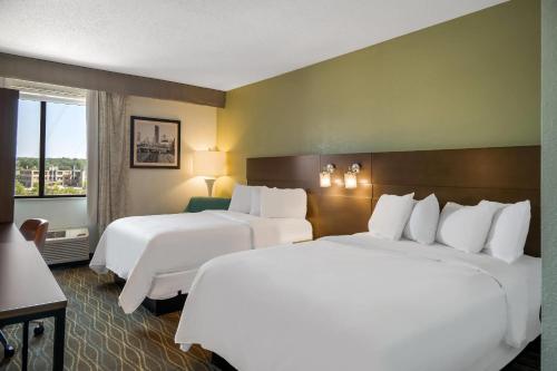 Postel nebo postele na pokoji v ubytování Radisson Hotel Grand Rapids Riverfront